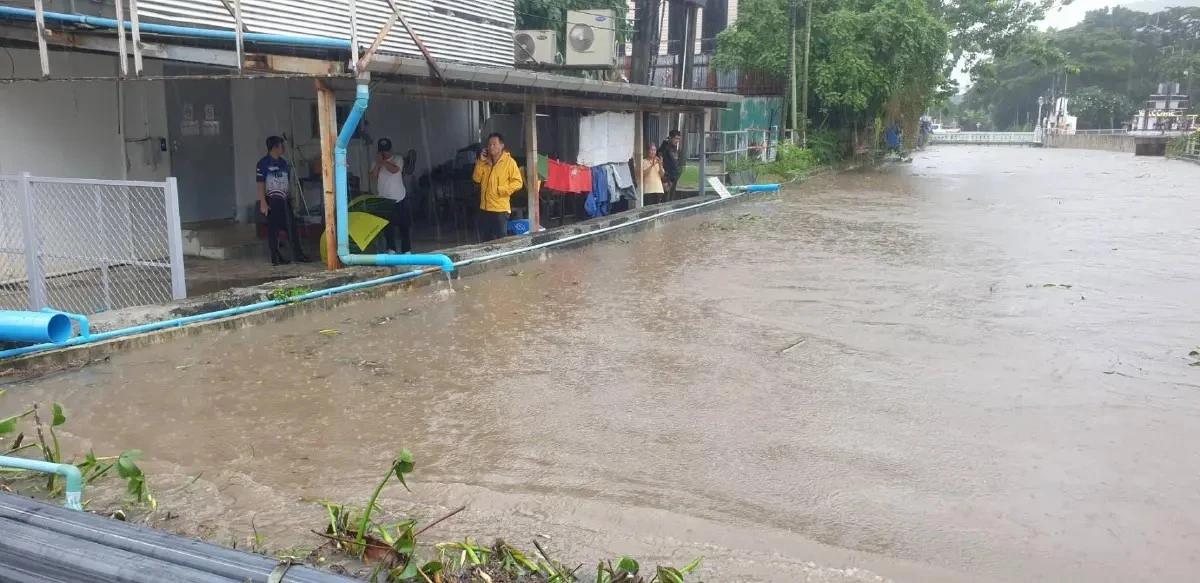ฝนถล่มภูเก็ตไม่หยุด “คลองบางใหญ่” น้ำพุ่งสูง เสี่ยงท่วมเมือง