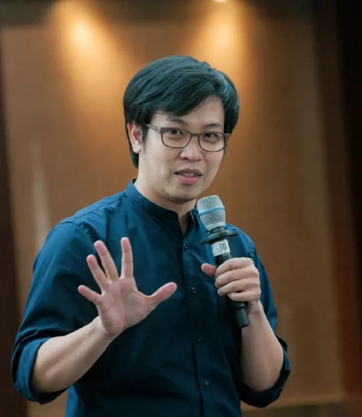 เปิดประวัติ หมอบี ทูตสื่อวิญญาณ คนดังวงการเรื่องลี้ลับ ดีกรีไม่ธรรมดาจบ