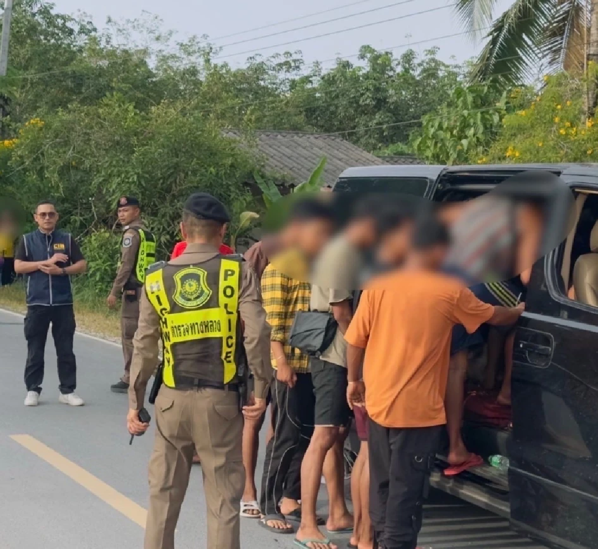 สกัดรถต้องสงสัย คนขับทิ้งรถกระโดดหนี ปล่อยรถพุ่งชนต้นไม้