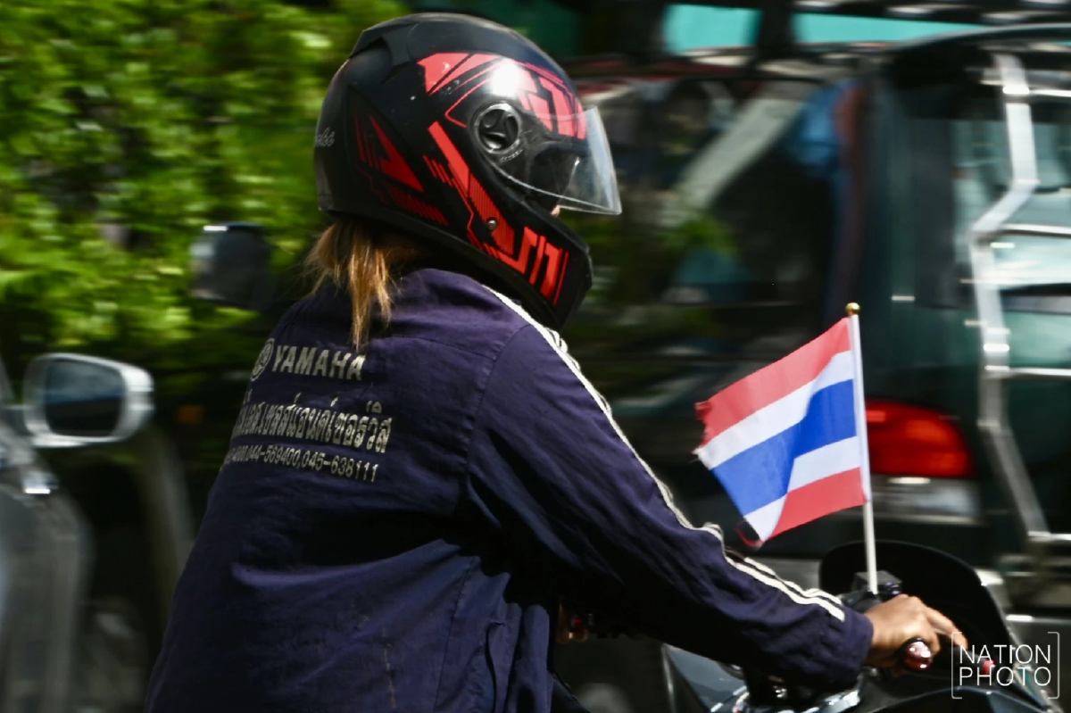 ชาวสุรินทร์รวมใจติดธงชาติ หน้าบ้าน–ร้านค้า ขอบคุณทหาร