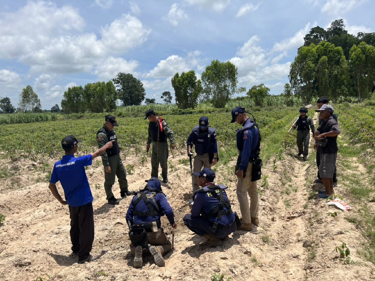 EOD ลงพื้นที่กาบเชิง ตรวจพบหลุมระเบิดจรวด BM-21 กว่า 10 จุด