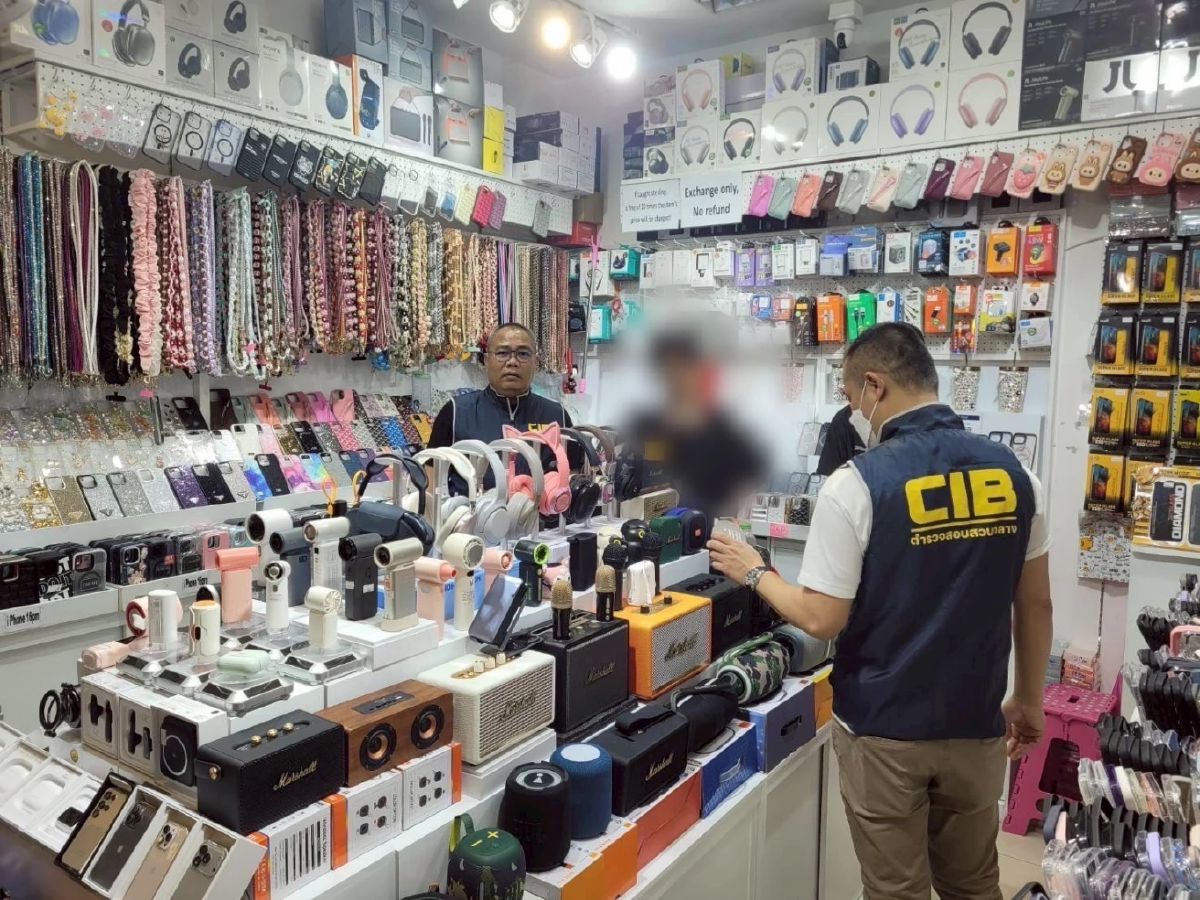CIB รวบร้านจำหน่ายลำโพง-หูฟังปลอม ยึดของกลางกว่า 6 แสนบาท
