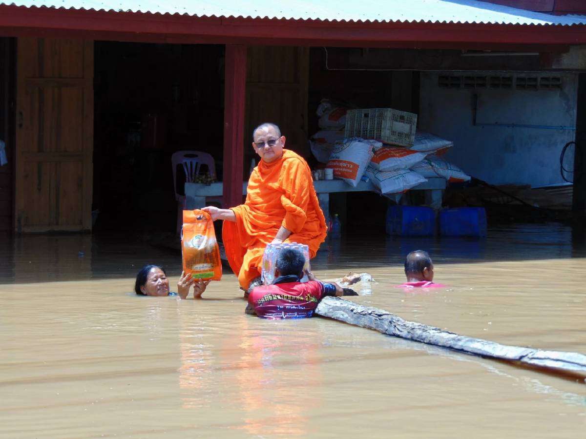 คุณพระช่วย ลุยน้ำ 3 เมตร นำข้าว–น้ำดื่มช่วยชาวบ้านสุโขทัย