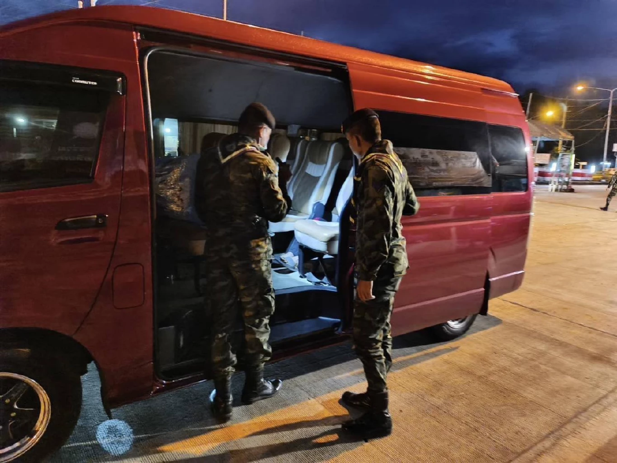 สกัดรถตู้ลอบขนชาวเมียนมา 2 ราย คนขับไทย รับค่าจ้างหัวละ 5,000 บาท