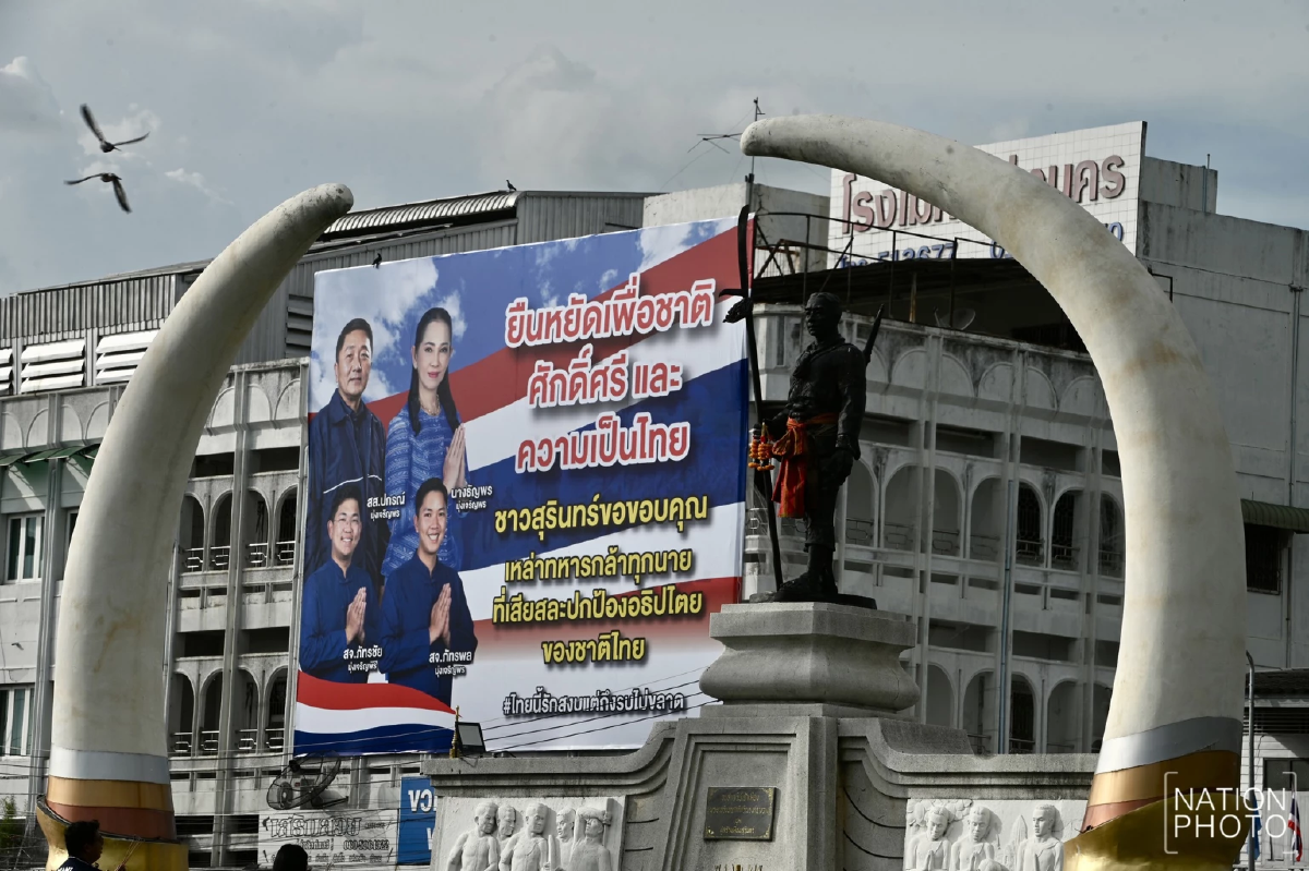 ชาวสุรินทร์รวมใจติดธงชาติ หน้าบ้าน–ร้านค้า ขอบคุณทหาร