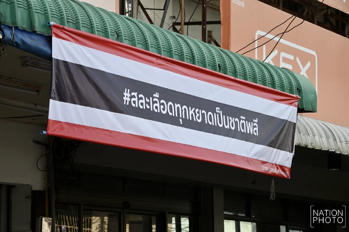 ชาวสุรินทร์รวมใจติดธงชาติ หน้าบ้าน–ร้านค้า ขอบคุณทหาร