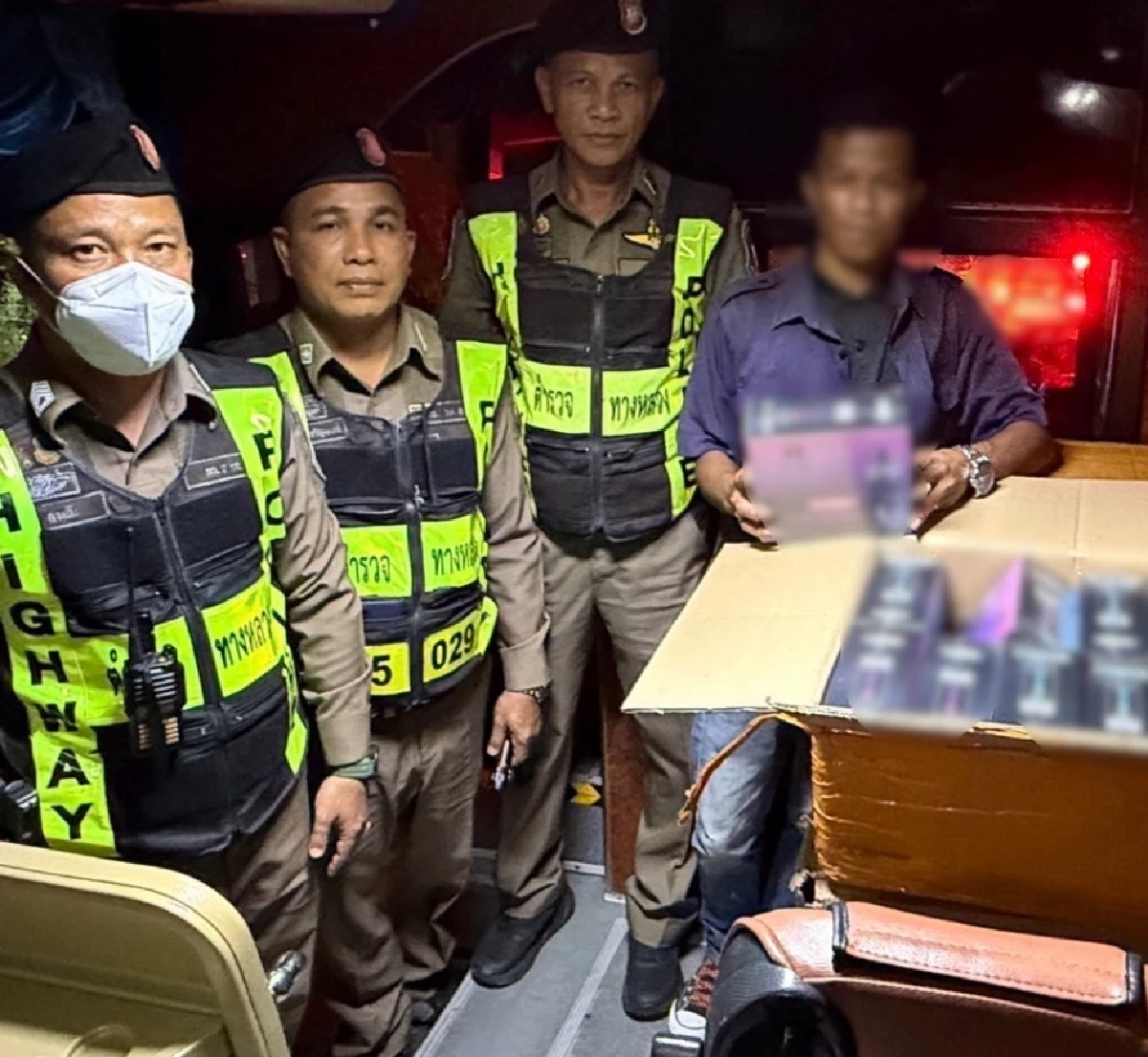 รวบหนุ่มขับมินิบัสลอบขนบุหรี่ไฟฟ้ากว่า 1,400 ชิ้น จากตากใบ