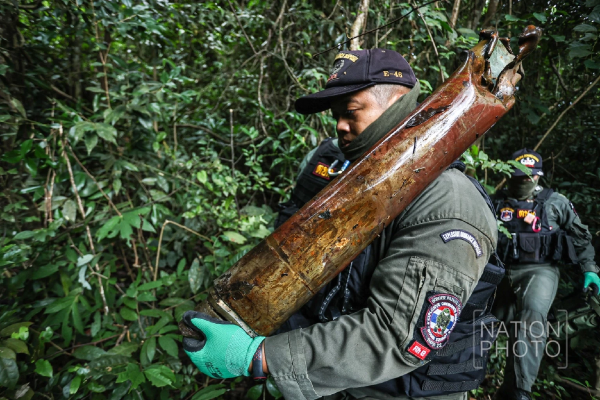 ชุดเก็บกู้และทำลายวัตถุระเบิด (EOD) เก็บกู้ซากจรวด BM21