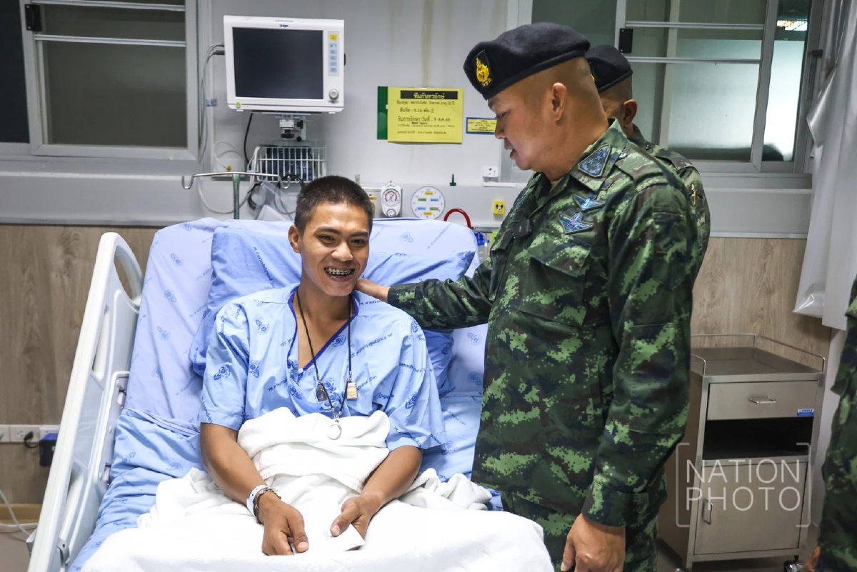 บิ๊กกุ้ง เยี่ยมให้กำลังใจทหารบาดเจ็บเหตุปะทะชายแดนไทย–กัมพูชา