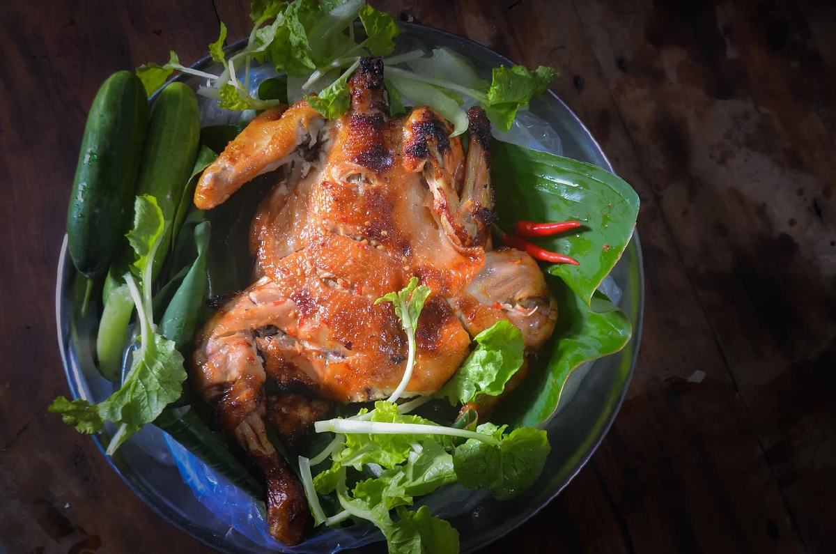 พนง.เก็บไก่ร่วงพื้นเตรียมเสิร์ฟ เจ้าของร้านยอมรับ บอกทิ้งแล้ว