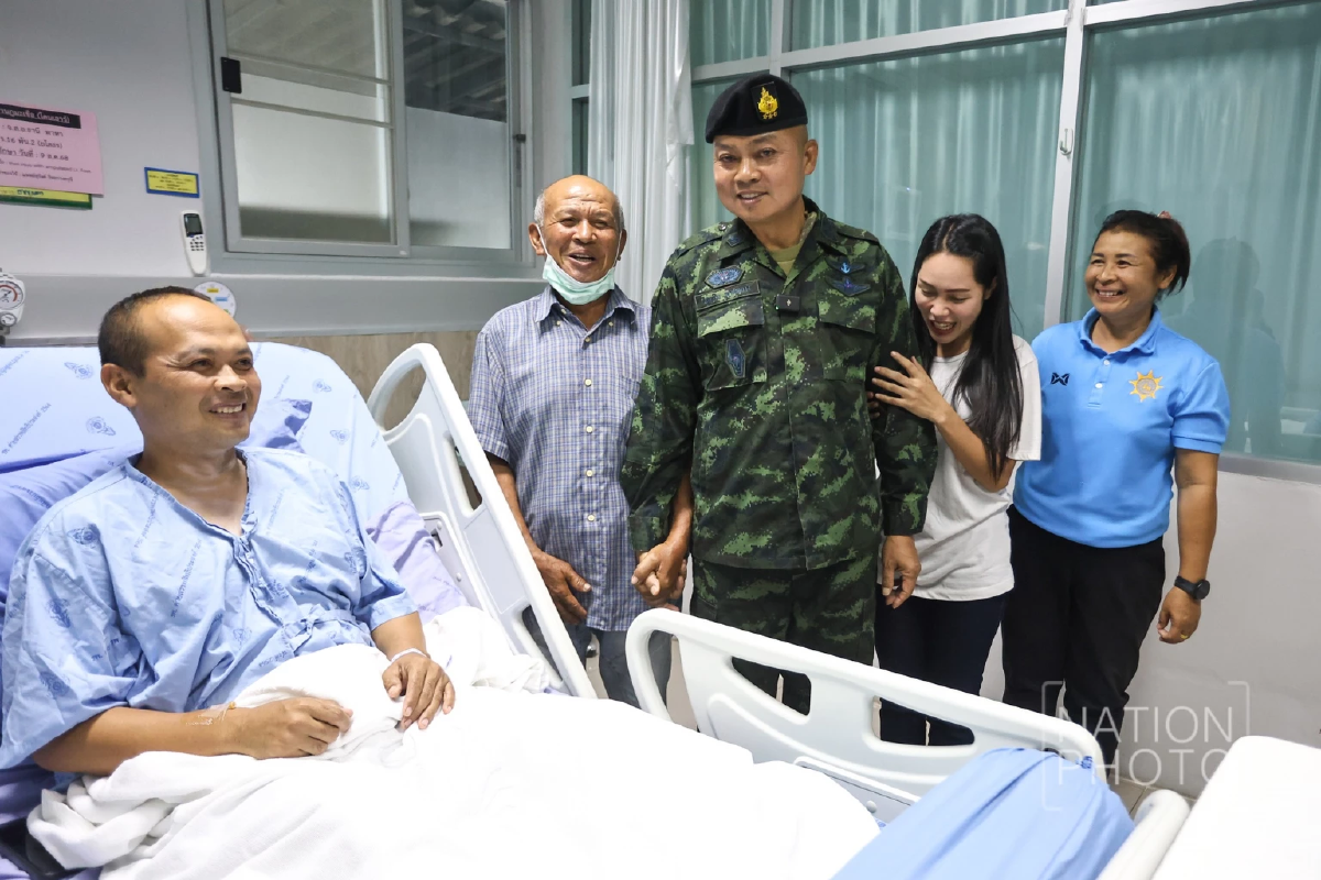 บิ๊กกุ้ง เยี่ยมให้กำลังใจทหารบาดเจ็บเหตุปะทะชายแดนไทย–กัมพูชา