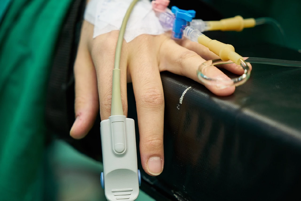 ด.ช. 6 ขวบ เดินเล่นชายหาด เผลอเหยียบปลาตาย ต้องรีบพาเข้าห้อง ICU