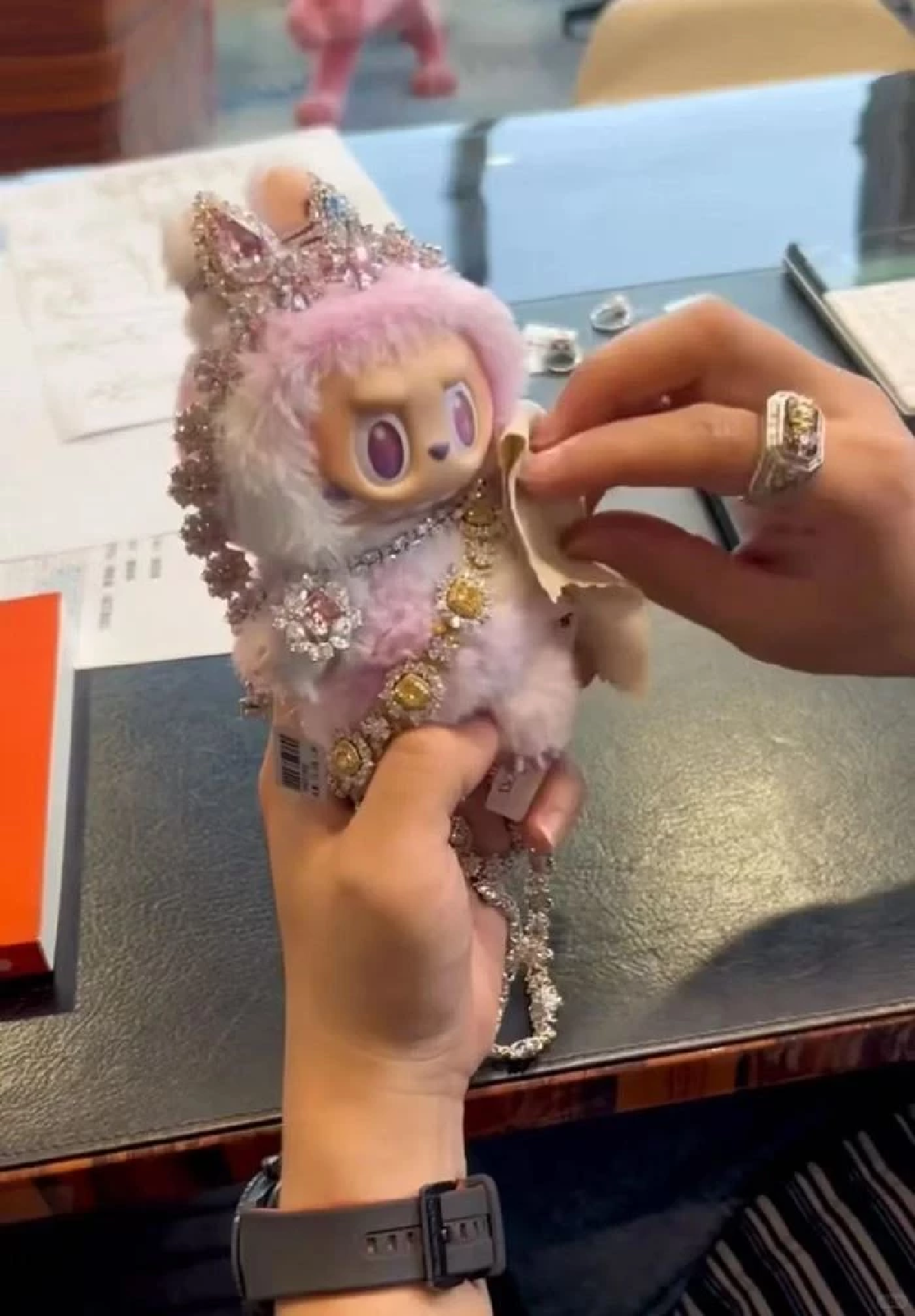 หนุ่มหน้าซีด ลูกญาติมาบ้านงอแงอยากได้ ลาบูบู้ ก่อนอาละวาดทำของพัง