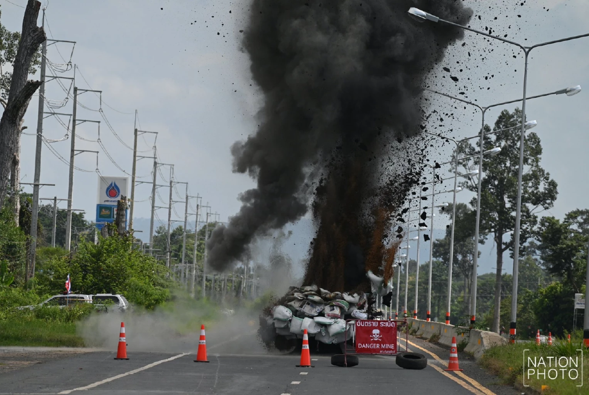 EOD-TMAX เก็บกู้และทำลายจรวด BM-21 กลางถนนใกล้พื้นที่ปะทะ