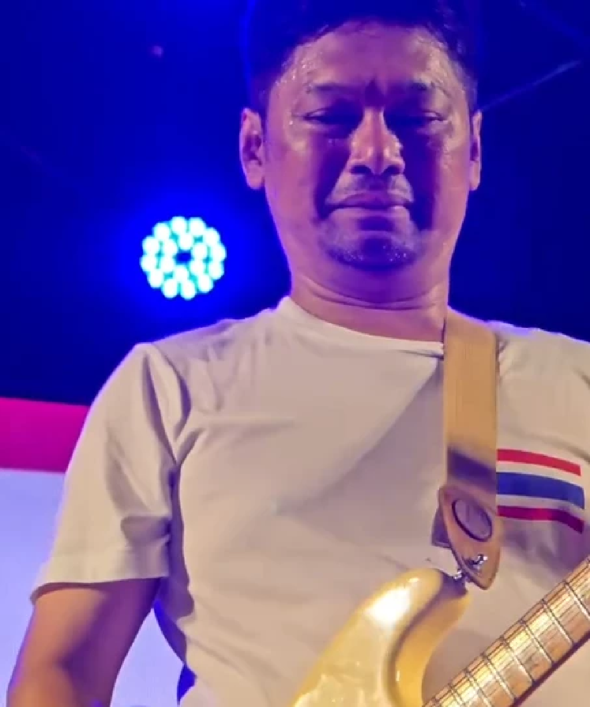 กำลังใจล้น \"เสก โลโซ\" ร่ำไห้กลางเวทีคอนเสิร์ต ขณะกำลังร้องเพลง