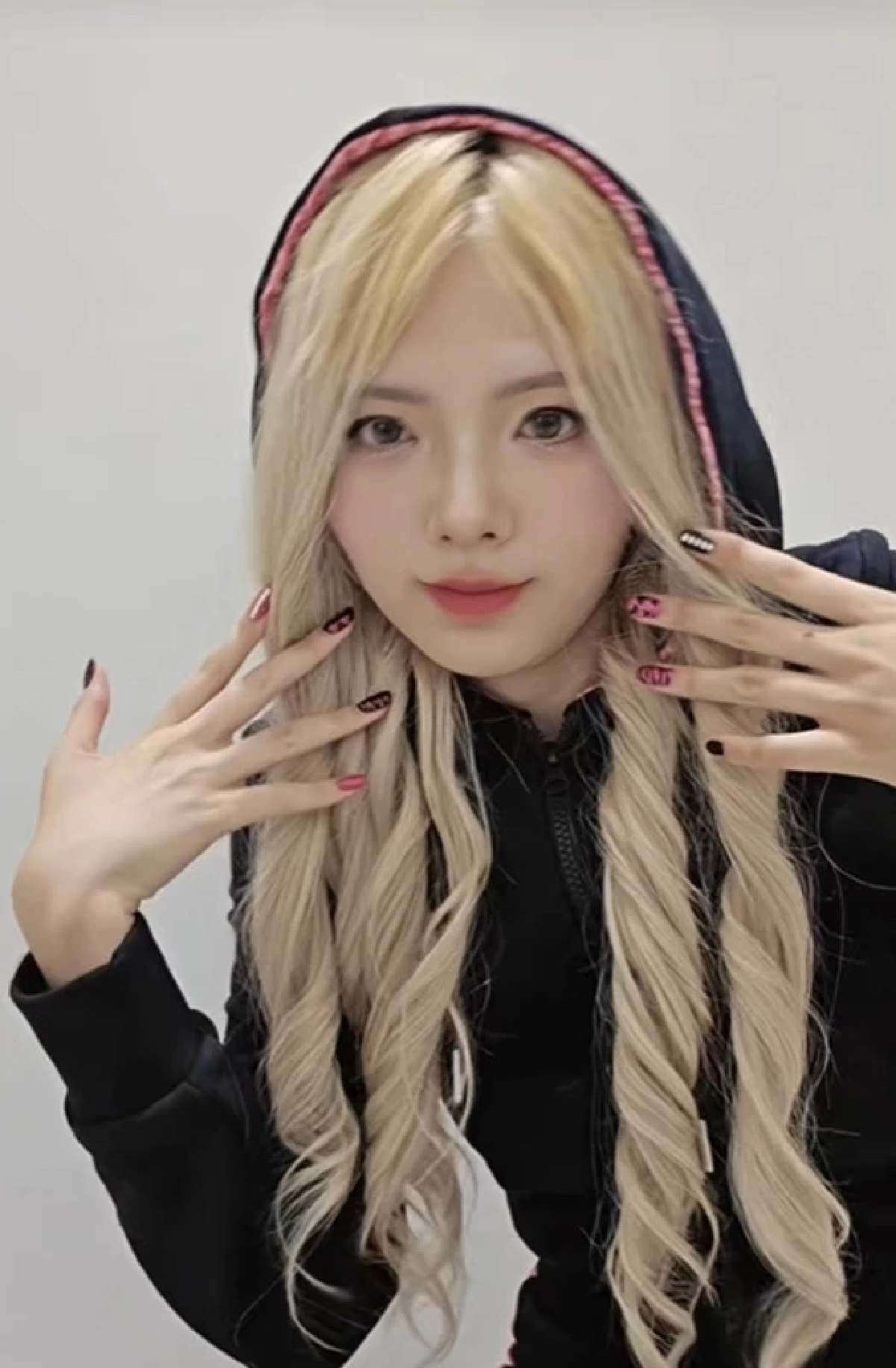 ดาว TikTok เลี้ยงแมลงสาบในห้อง สุดท้ายถูกไล่ออก เป็นคนไร้บ้าน