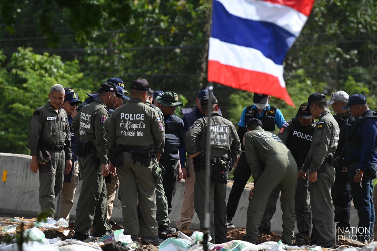 EOD-TMAX เก็บกู้และทำลายจรวด BM-21 กลางถนนใกล้พื้นที่ปะทะ