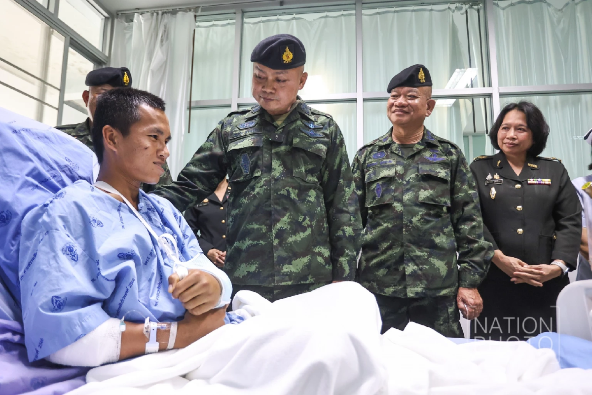 บิ๊กกุ้ง เยี่ยมให้กำลังใจทหารบาดเจ็บเหตุปะทะชายแดนไทย–กัมพูชา