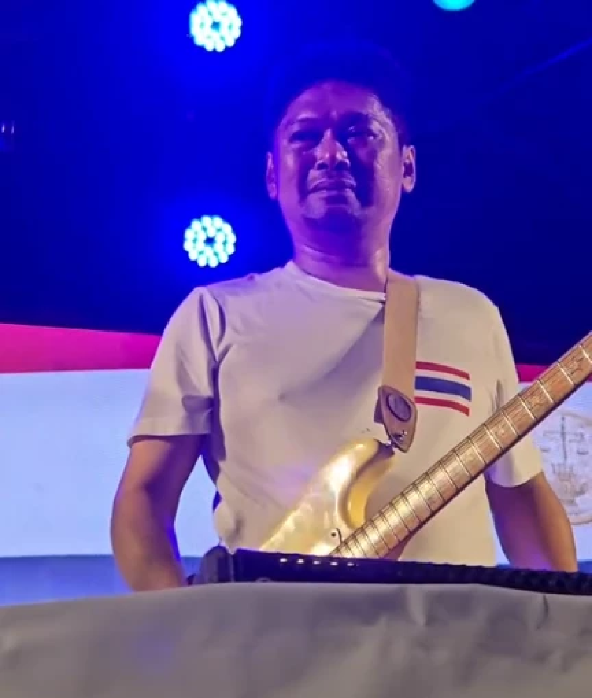 กำลังใจล้น \"เสก โลโซ\" ร่ำไห้กลางเวทีคอนเสิร์ต ขณะกำลังร้องเพลง