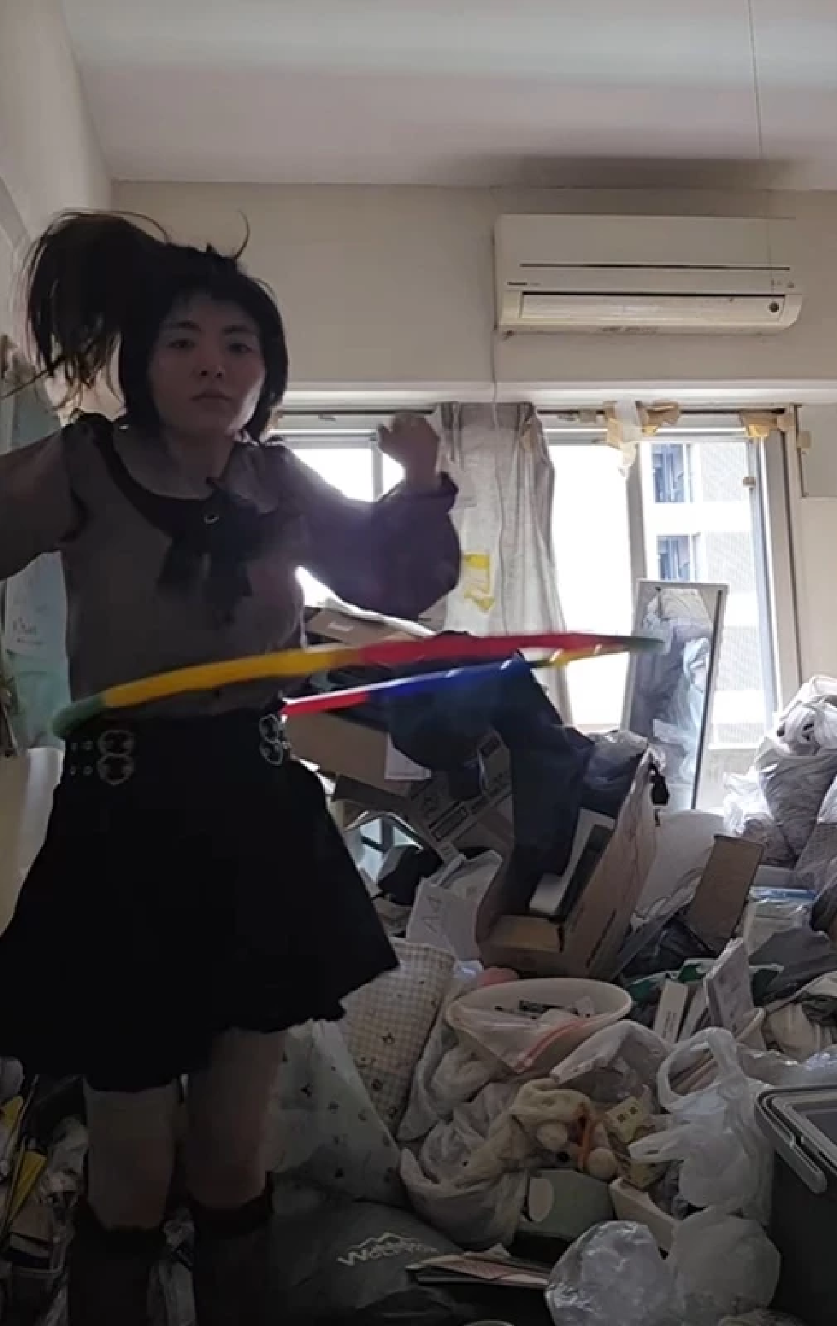 ดาว TikTok เลี้ยงแมลงสาบในห้อง สุดท้ายถูกไล่ออก เป็นคนไร้บ้าน