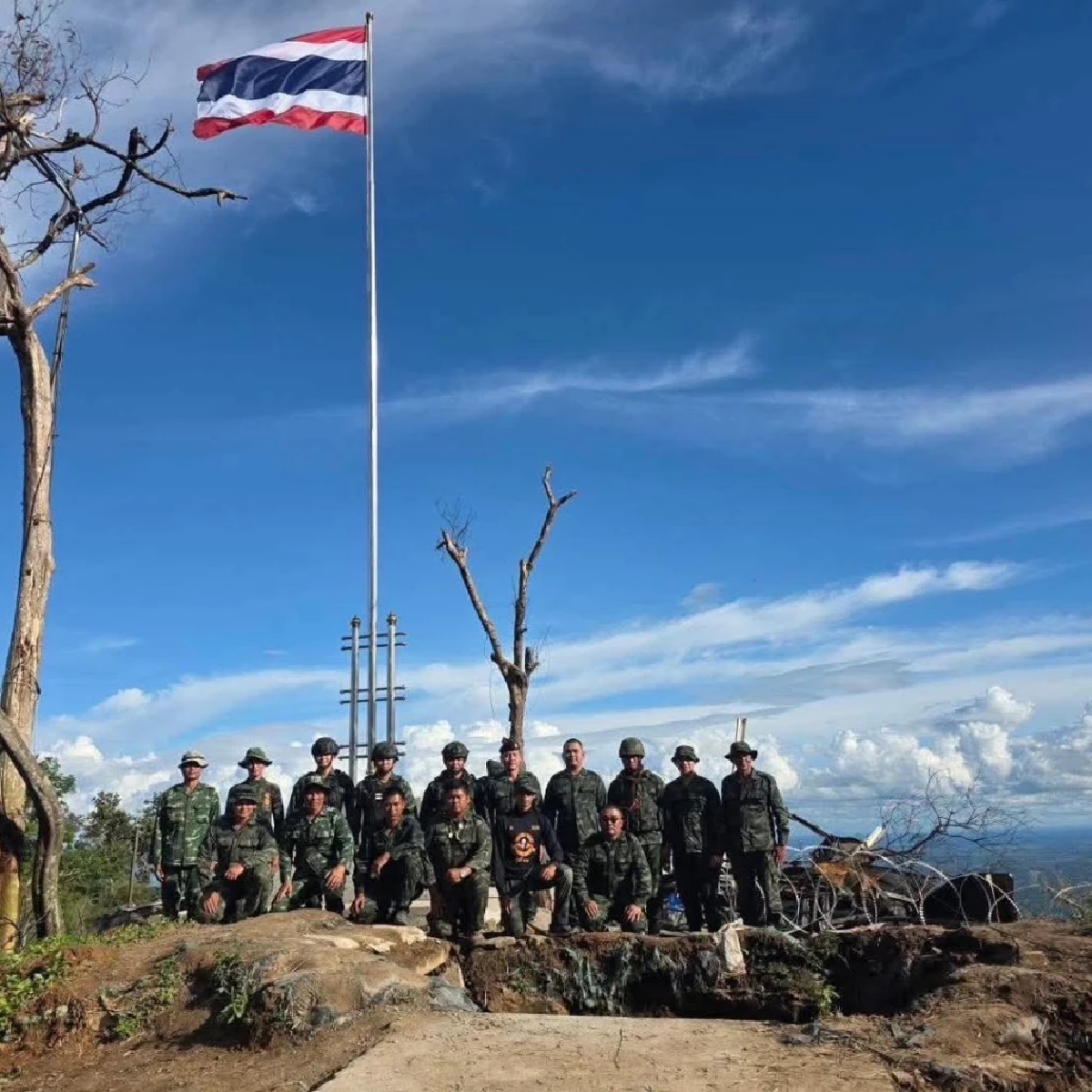 อัศจรรย์! พระอาทิตย์ทรงกลดเหนือต้นเสาธงใหม่ บนยอดภูมะเขือ