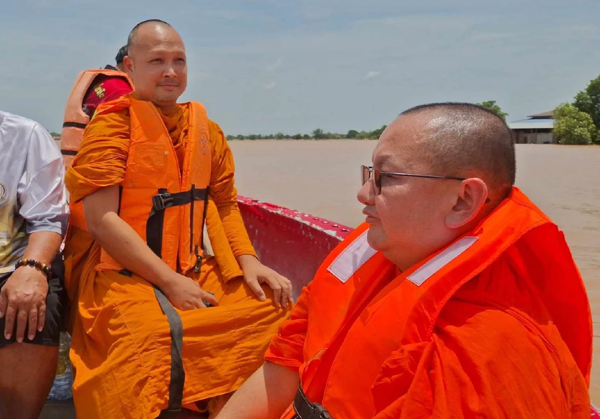 คุณพระช่วย ลุยน้ำ 3 เมตร นำข้าว–น้ำดื่มช่วยชาวบ้านสุโขทัย