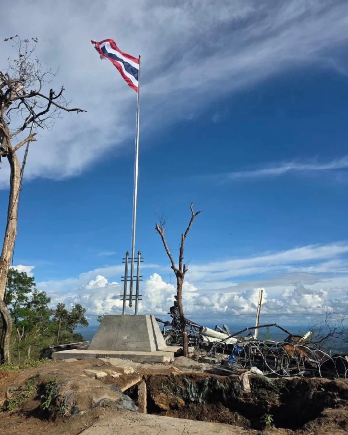 อัศจรรย์! พระอาทิตย์ทรงกลดเหนือต้นเสาธงใหม่ บนยอดภูมะเขือ