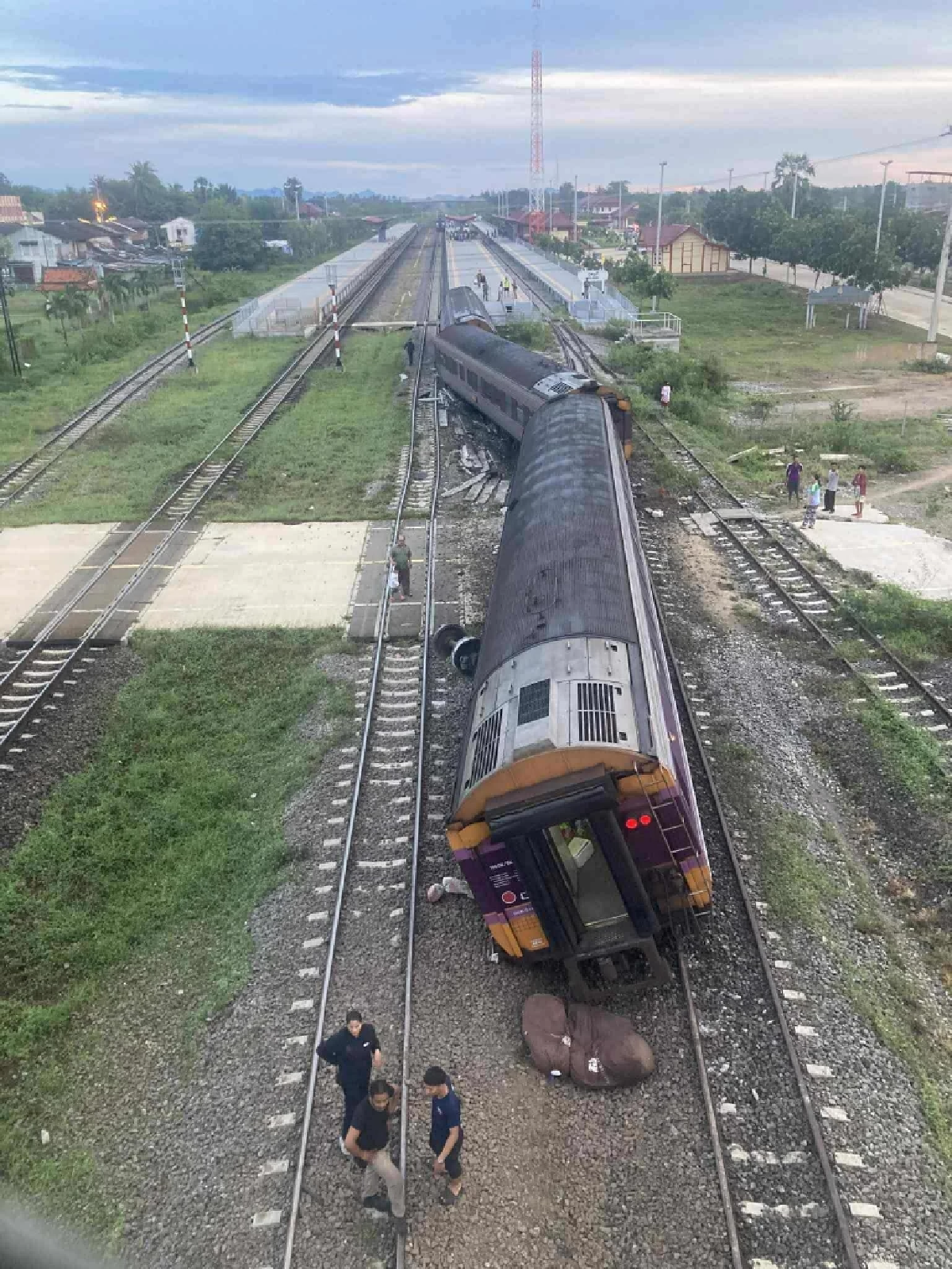 อุบัติเหตุรถไฟด่วนพิเศษขบวน 38 ตกรางที่กุยบุรี บาดเจ็บ 9 ราย