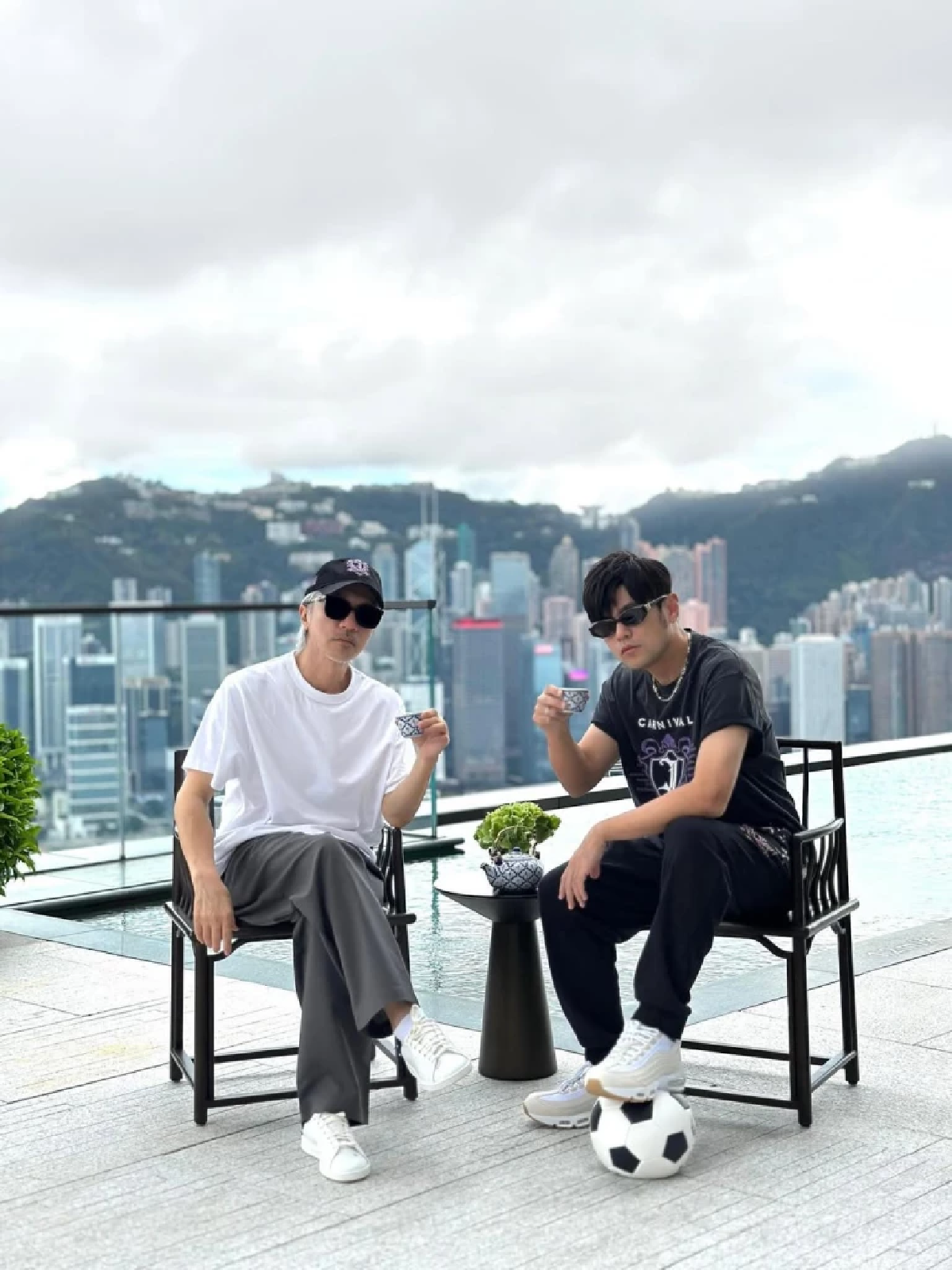ตำนาน “คนเล็ก” เผยภาพล่าสุด โจวซิงฉือ  63 แล้วยังหล่อเสน่ห์ไม่ลด