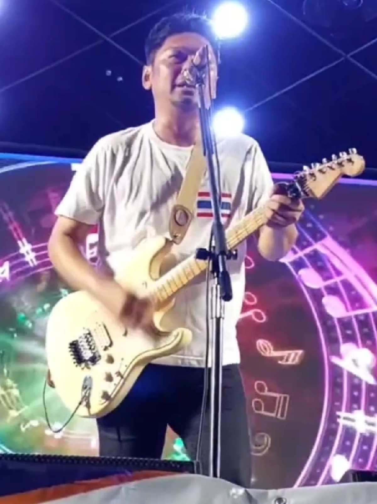 กำลังใจล้น \"เสก โลโซ\" ร่ำไห้กลางเวทีคอนเสิร์ต ขณะกำลังร้องเพลง