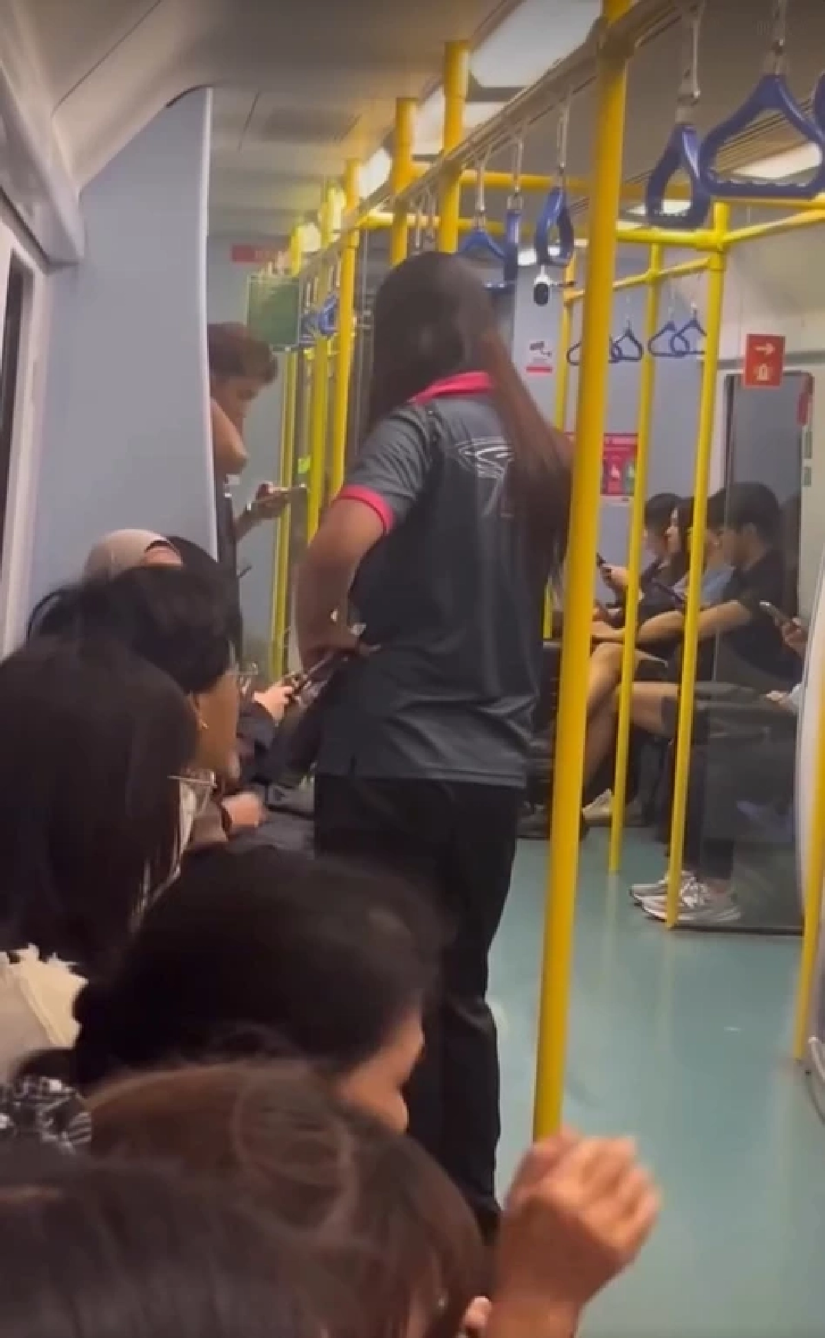 ไม่รอด ไล่ออกสาวสองด่ากราด สาวมุสลิมบนรถไฟฟ้า พร้อมตบยอมเสีย 500