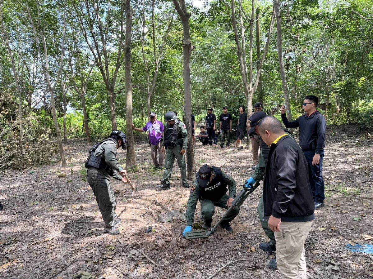 EOD ลงพื้นที่กาบเชิง ตรวจพบหลุมระเบิดจรวด BM-21 กว่า 10 จุด