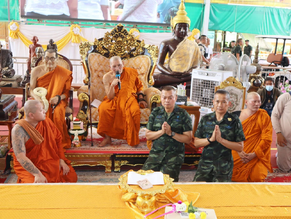 แม่ทัพภาค 2 ทอดผ้าป่าต้นไม้ถวาย หลวงปู่ศิลา แห่ส่องเลขมงคล