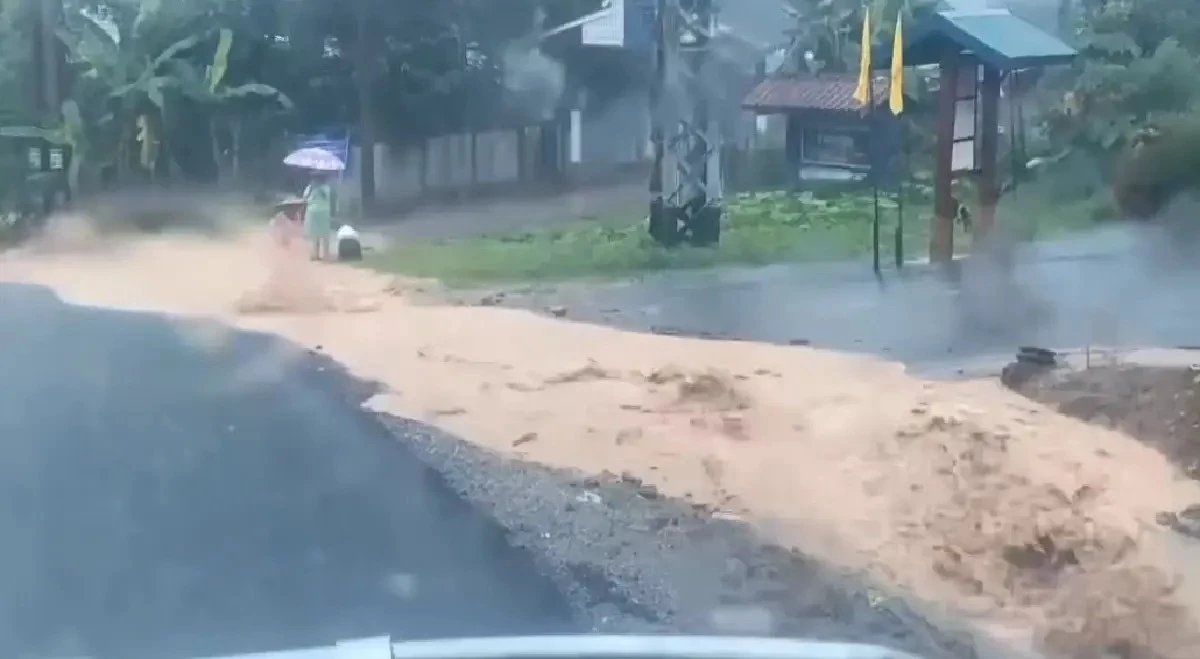 น้ำป่าทะลักแม่ฮ่องสอน น้ำท่วมหลายจุด ถนนถูกตัดขาด