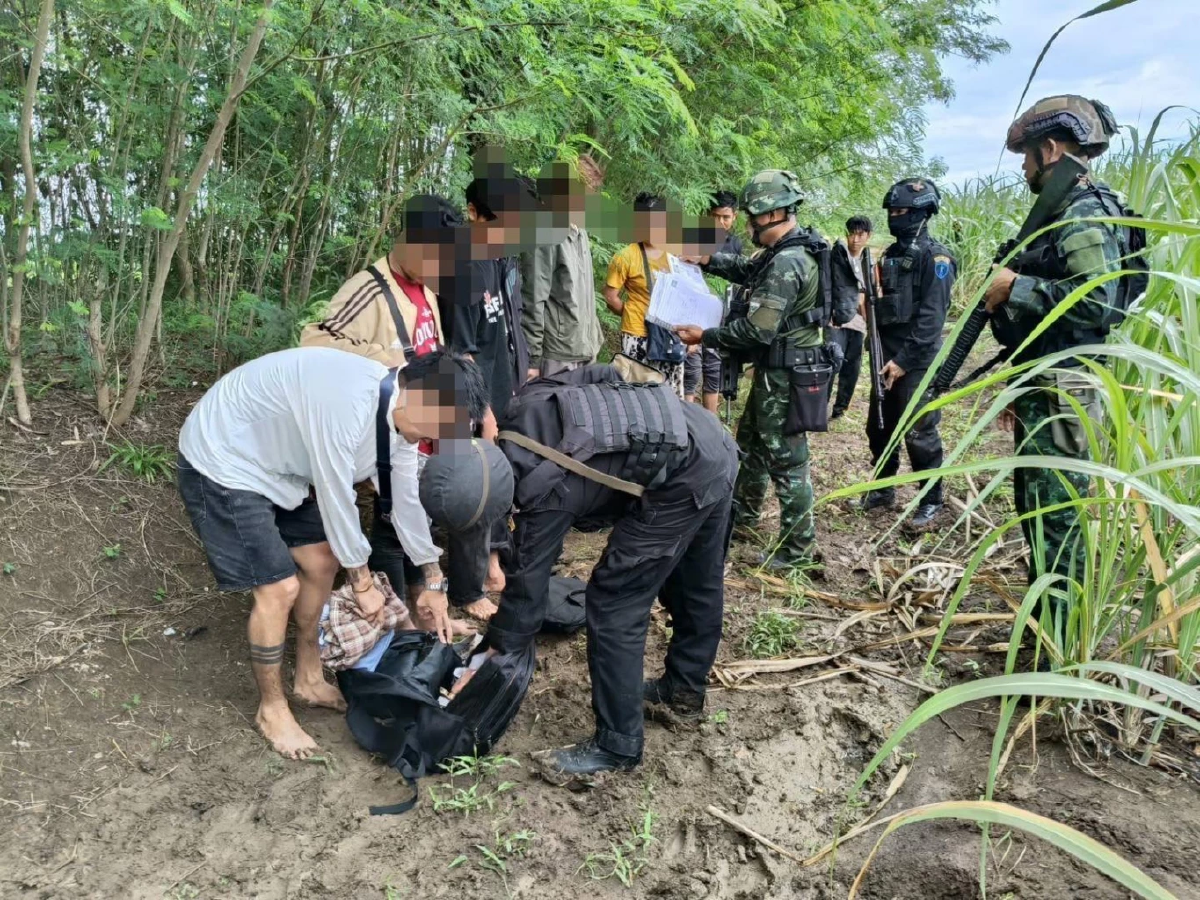กองกำลังบูรพาสกัดจับแรงงานต่างด้าว 21 คน ซุกไร่อ้อยชายแดน