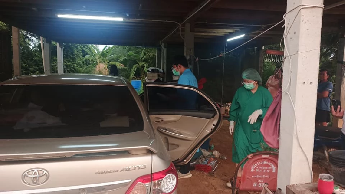 สุดเศร้า พบร่างหญิง ผอ.โรงเรียน เสียชีวิตในรถยนต์ จอดใต้ถุนบ้าน