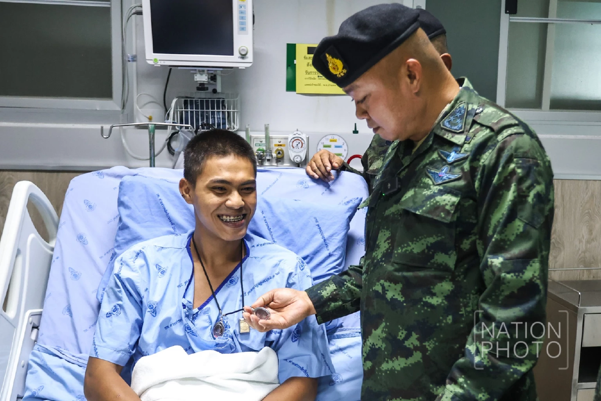 บิ๊กกุ้ง เยี่ยมให้กำลังใจทหารบาดเจ็บเหตุปะทะชายแดนไทย–กัมพูชา