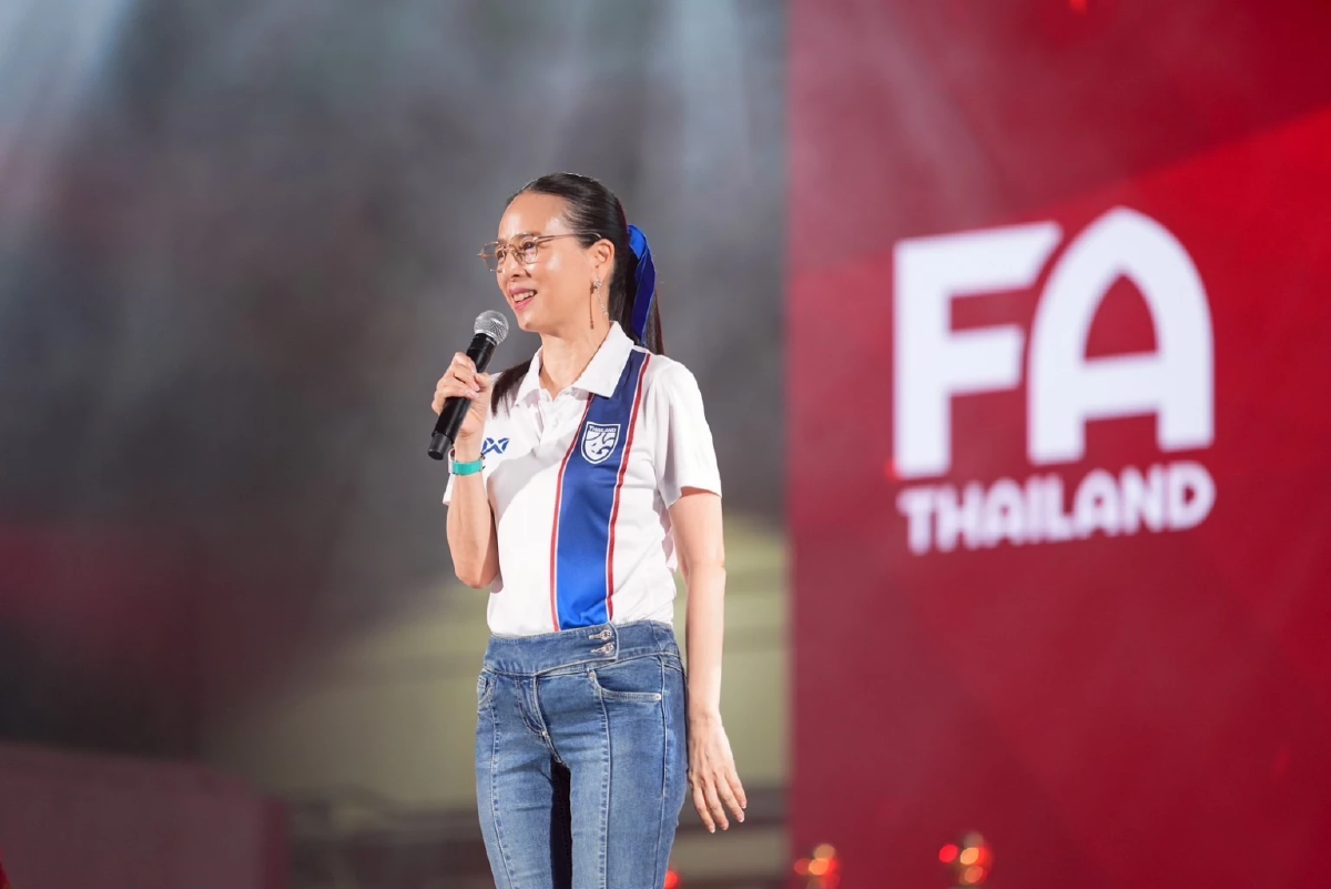 \"มาดามแป้ง\"เปิดตัวเสื้อ\"คนไทยรักบอลไทย\" หนึ่งก้าวอันยิ่งใหญ่พาบอลไทยก้าวสู่อนาคต