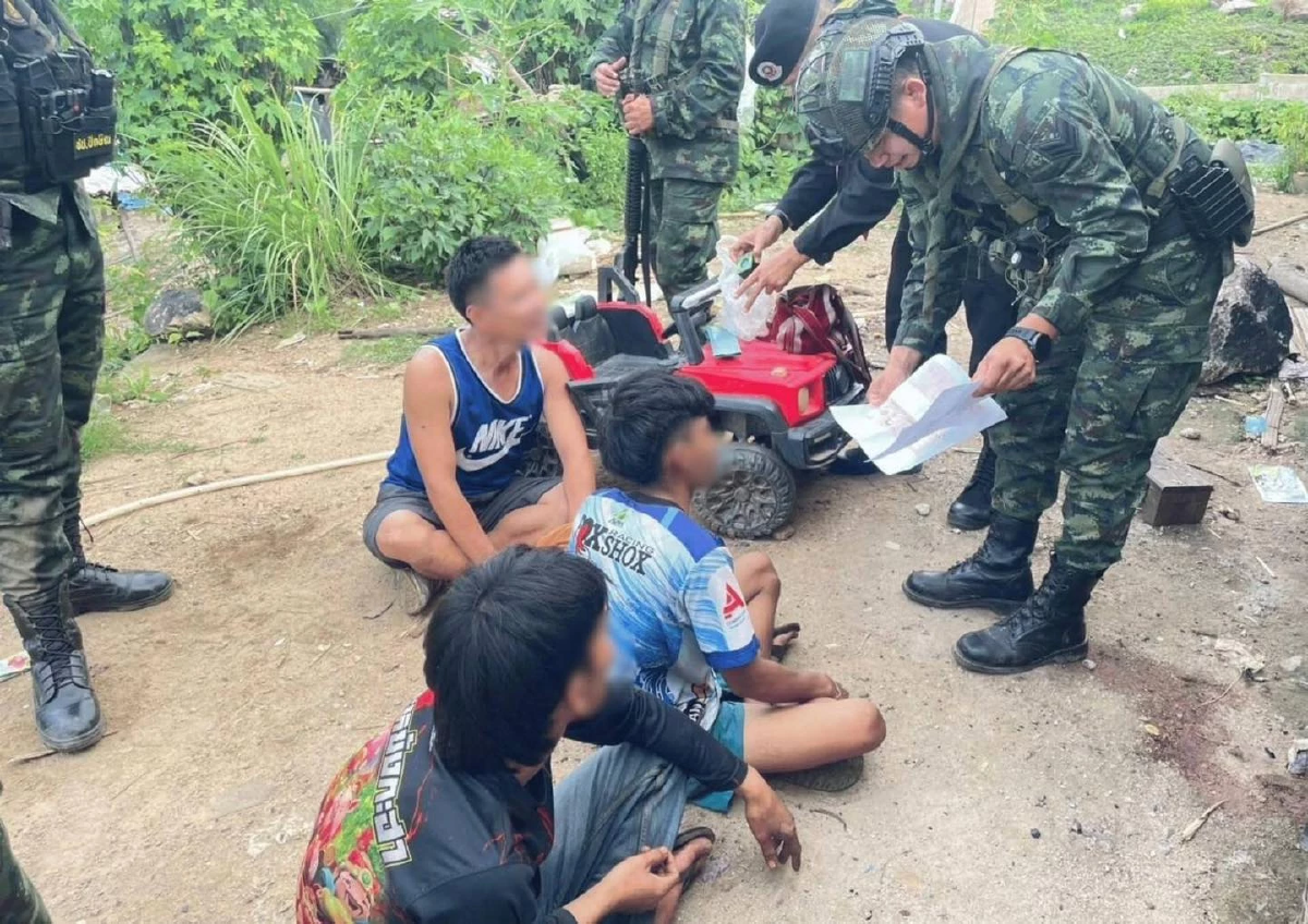 ฉก.ราชมนู สนธิกำลังบุกห้วยน้ำนัก ยึดยาบ้า 577 เม็ด รวบ 5 ผู้ต้องหา