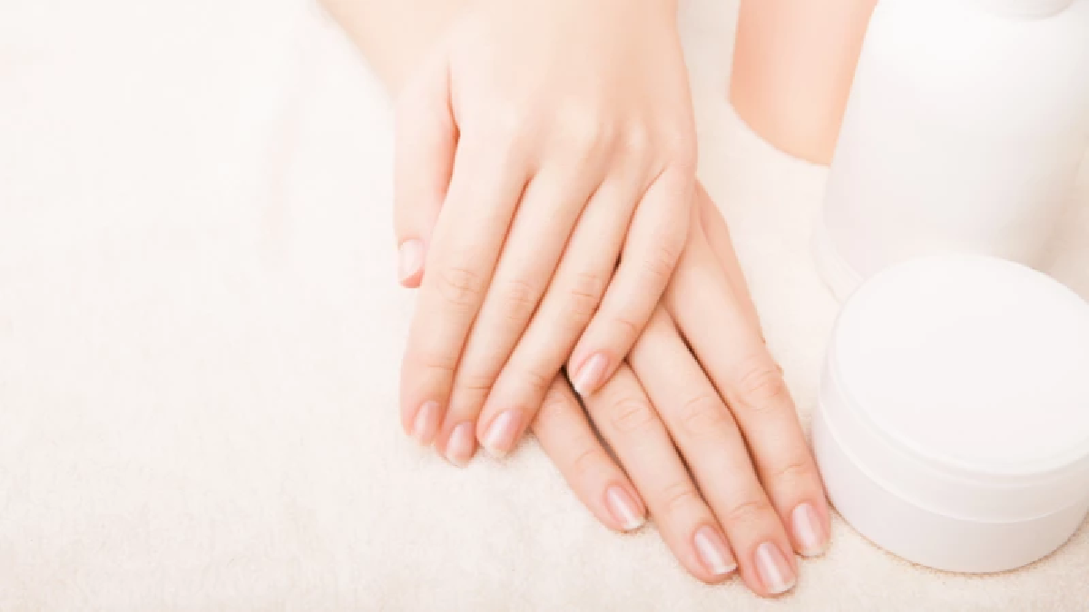 เคล็ดลับมือสวย สาวออฟฟิศวัย 40+ ไม่เหี่ยวคล้ำ แม้เจอแอร์ทุกวัน