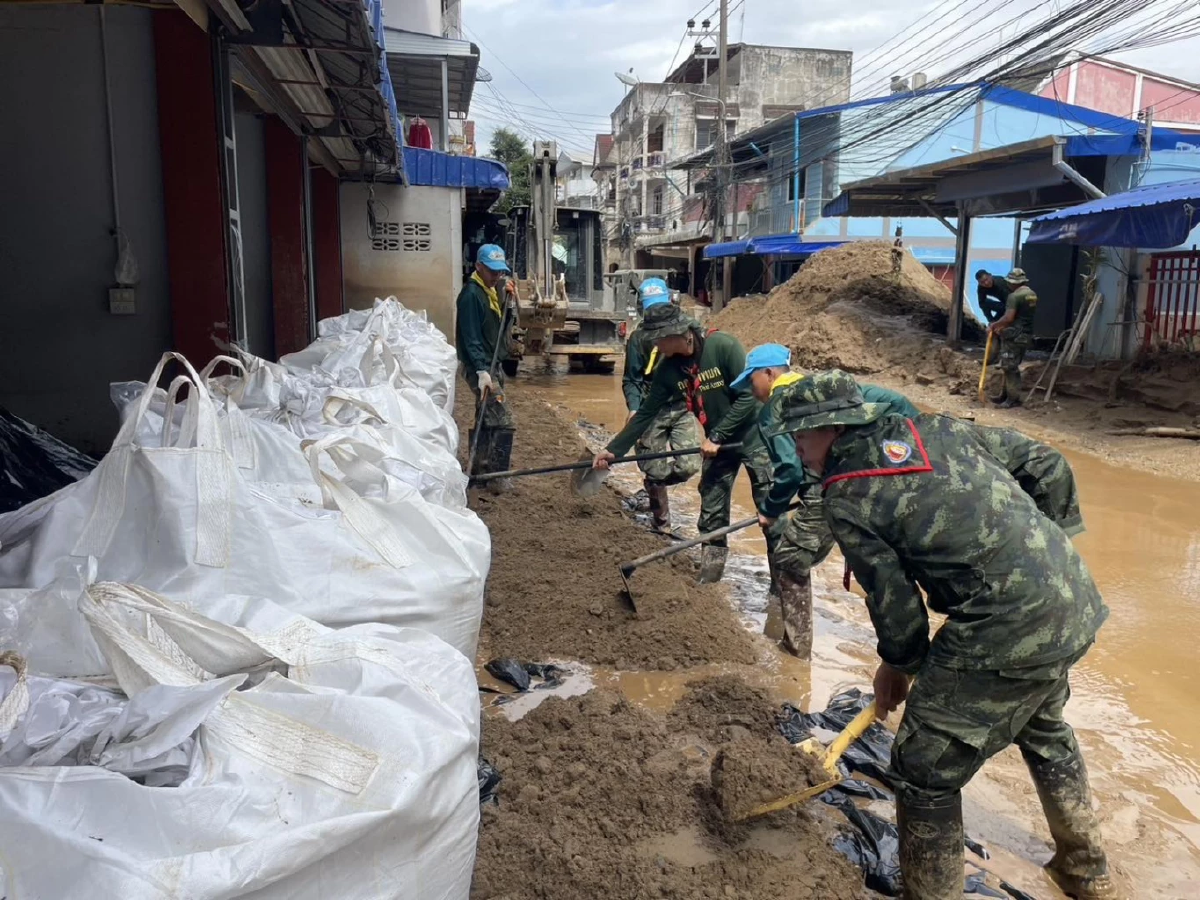 มทบ.37 เร่งฟื้นฟูพื้นที่น้ำท่วมแม่สาย จังหวัดเชียงราย