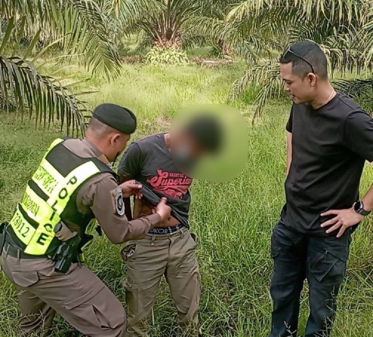 สกัดรถต้องสงสัย คนขับทิ้งรถกระโดดหนี ปล่อยรถพุ่งชนต้นไม้