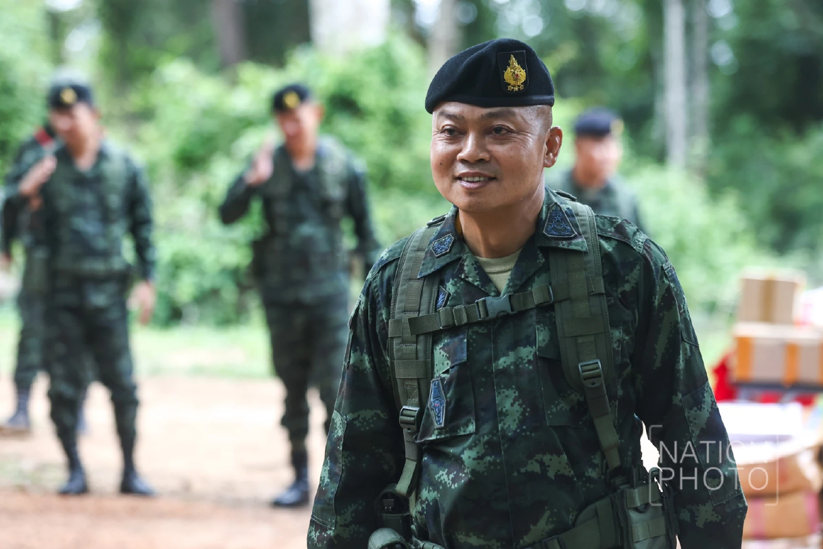 บิ๊กกุ้ง มอบยันต์พหูรมาน หลวงปู่ศิลา เสริมขวัญกำลังใจทหารชายแดน