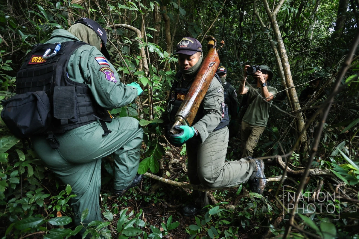 ชุดเก็บกู้และทำลายวัตถุระเบิด (EOD) เก็บกู้ซากจรวด BM21