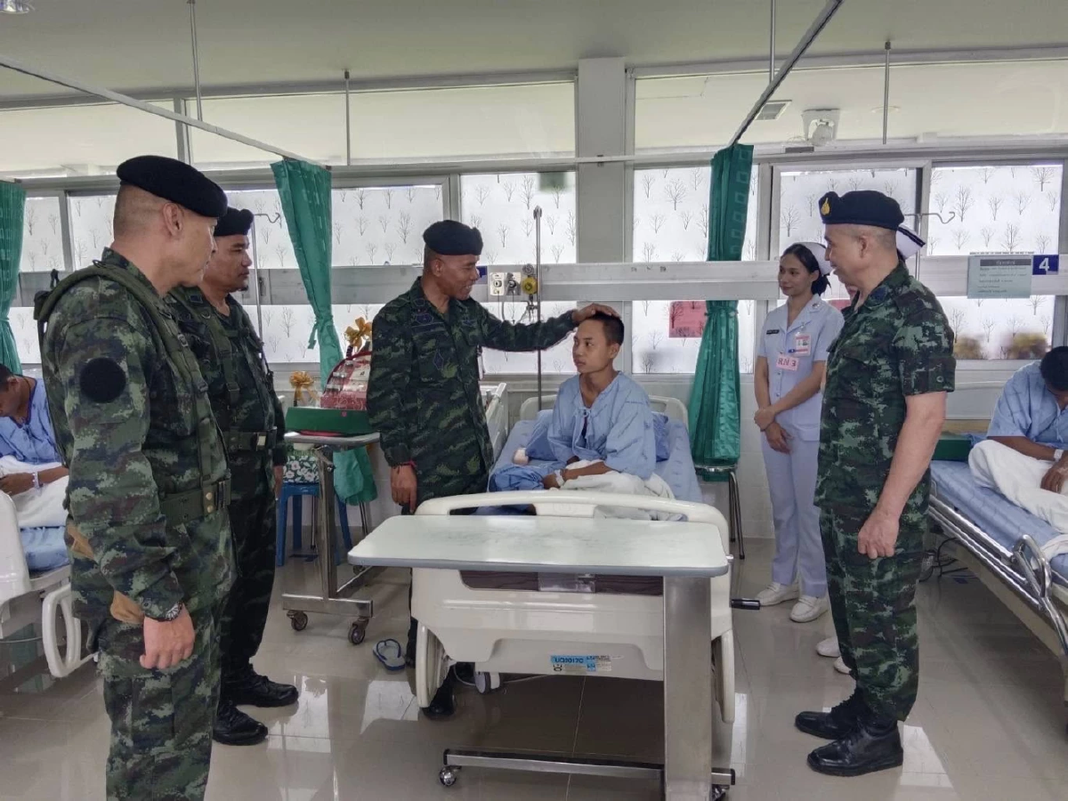 รองแม่ทัพภาคที่ 2 เยี่ยมให้กำลังใจเจ้าหน้าที่และผู้บาดเจ็บ