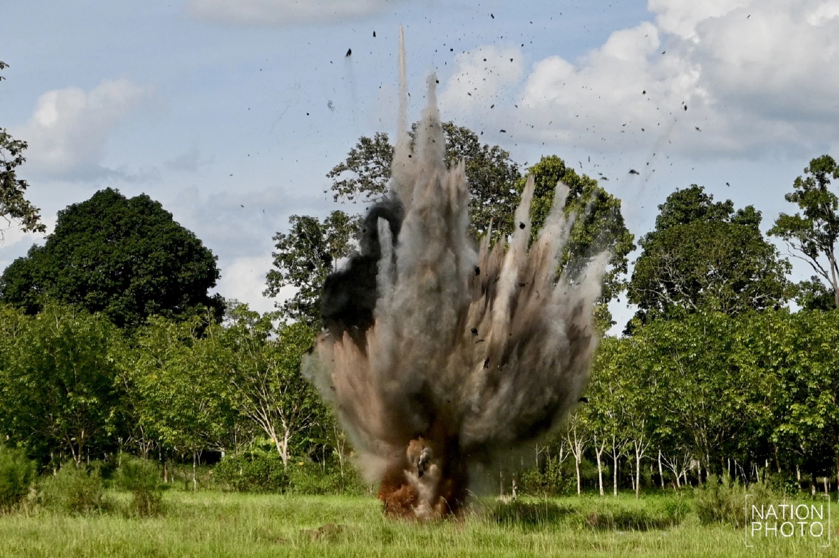 ลั่นทุ่ง EOD ทำลายหัวจรวด BM-21 กลางทุ่งนาเพื่อความปลอดภัยประชาชน