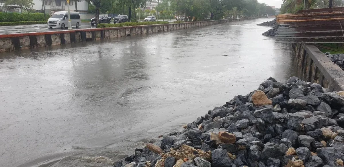 ฝนถล่มภูเก็ตไม่หยุด “คลองบางใหญ่” น้ำพุ่งสูง เสี่ยงท่วมเมือง