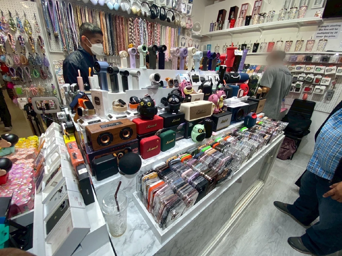 CIB รวบร้านจำหน่ายลำโพง-หูฟังปลอม ยึดของกลางกว่า 6 แสนบาท