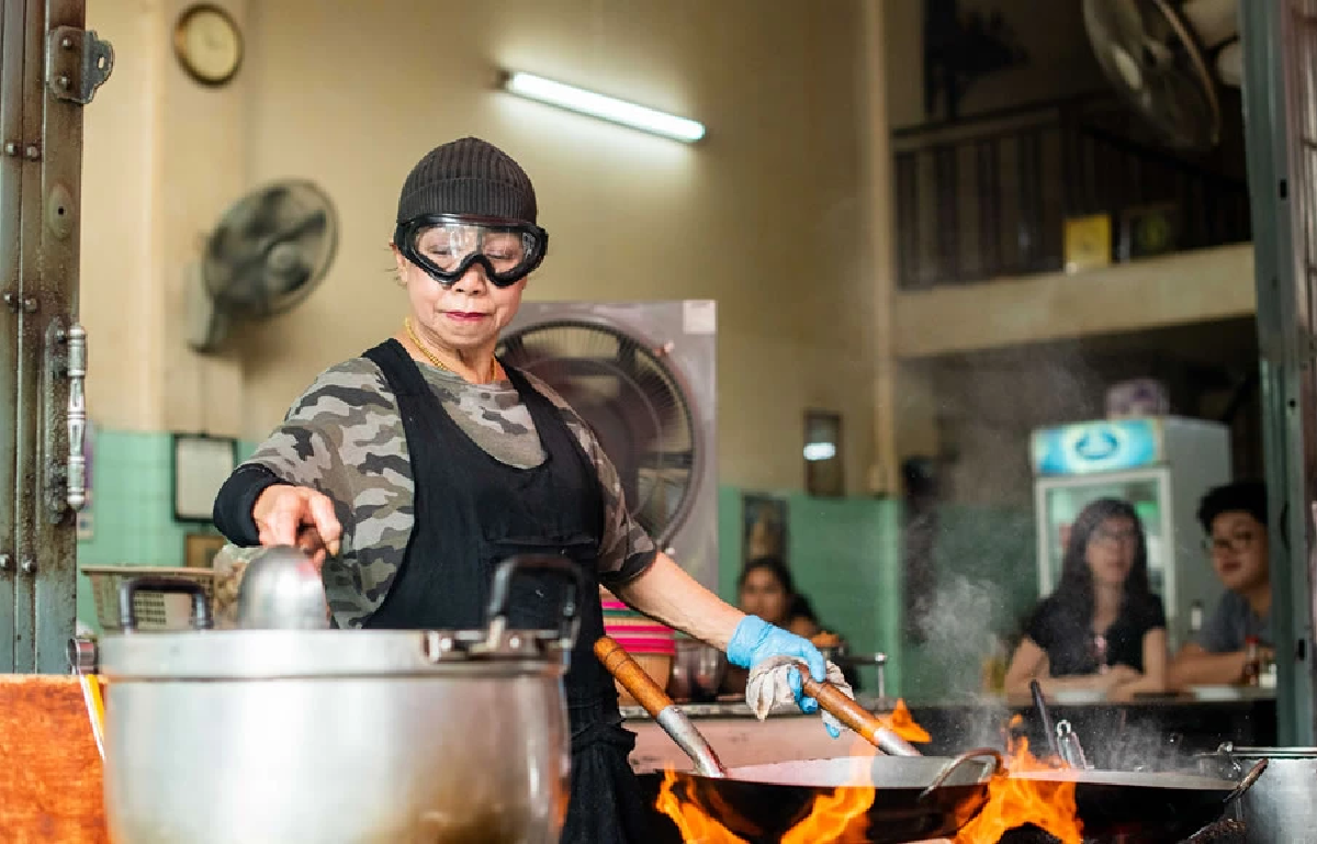 ประวัติเจ๊ไฝ เชฟมิชลินสตาร์ ร้านสตรีทฟู้ดชื่อดังในตำนาน