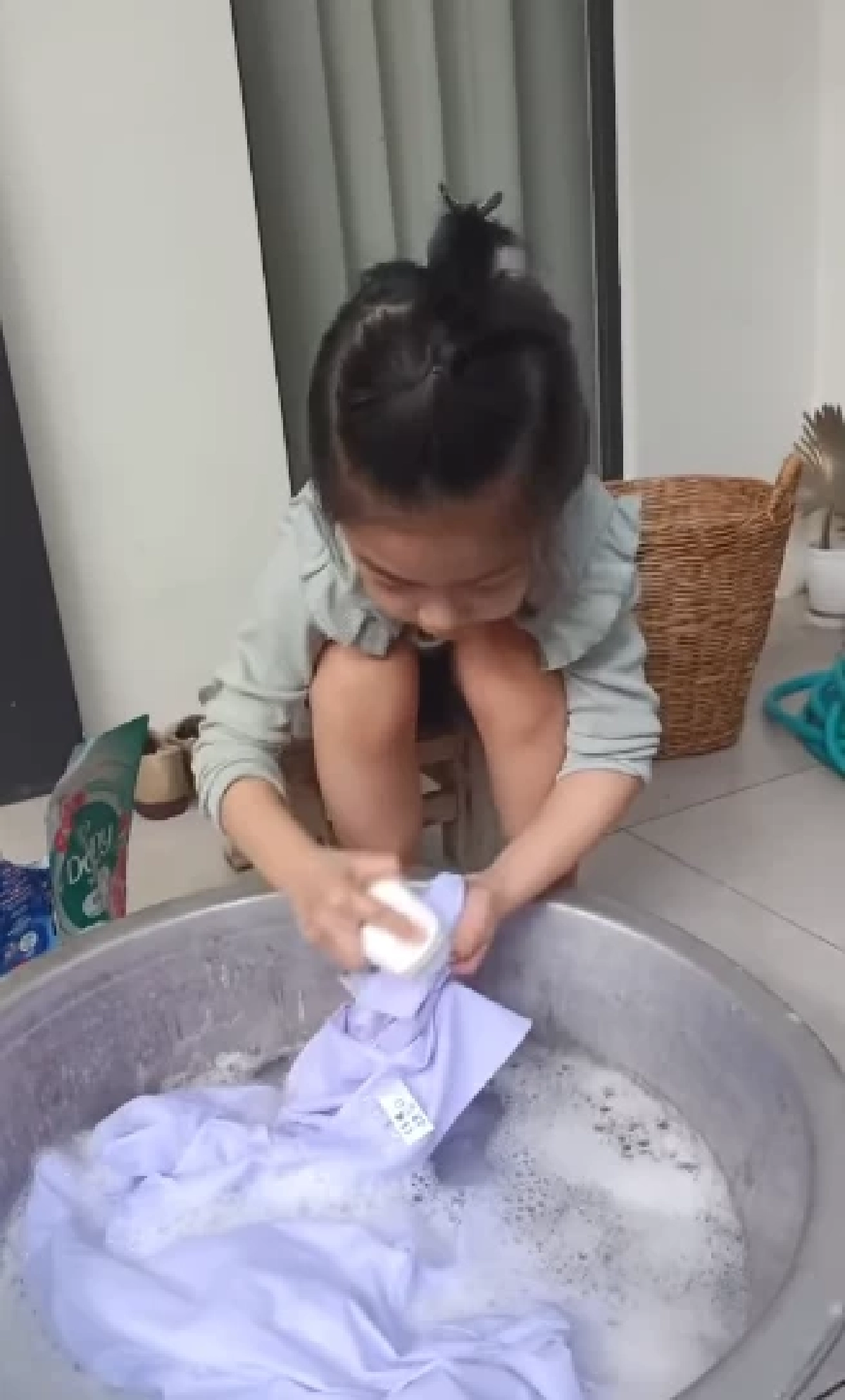สอนลูกดีมาก \"หนุ่ม ศรราม\" ฝึก \"น้องวีจิ\" ให้ลองซักชุดนักเรียนเอง
